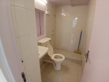 Bathroom in 4 BHK Apartment at JMD Gardens, Sector 33 – for Rent