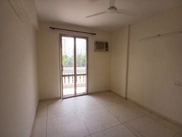 Room in 4 BHK Apartment at JMD Gardens, Sector 33 – for Rent
