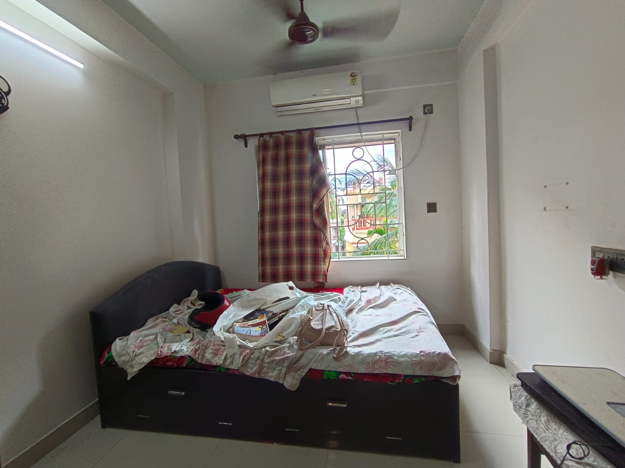 2 BHK Apartment For Sale in Sakher Bazar On James Lon