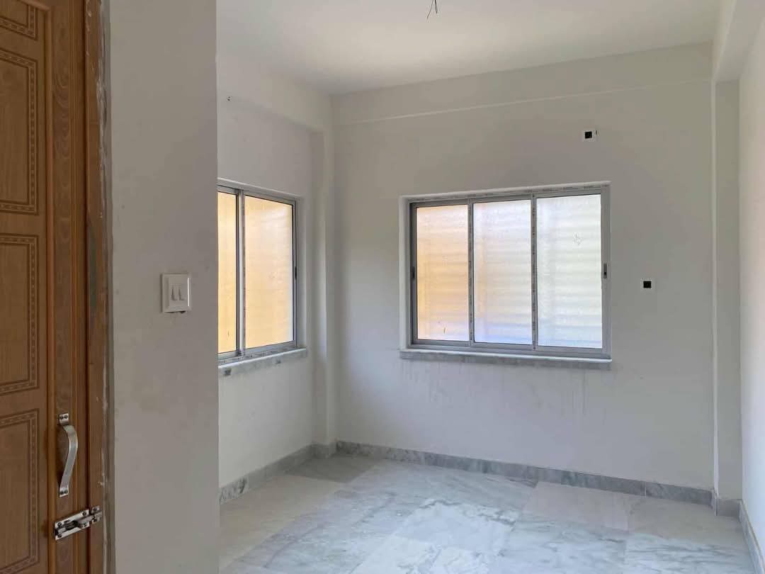 2 BHK Apartment For Sale in Sakher Bazar On James Lon