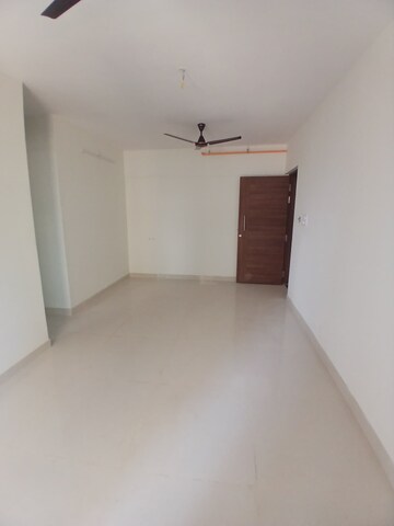 Room in 1.5 BHK Apartment at Shapoorji Pallonji Siennaa, Kandivali East – for Rent