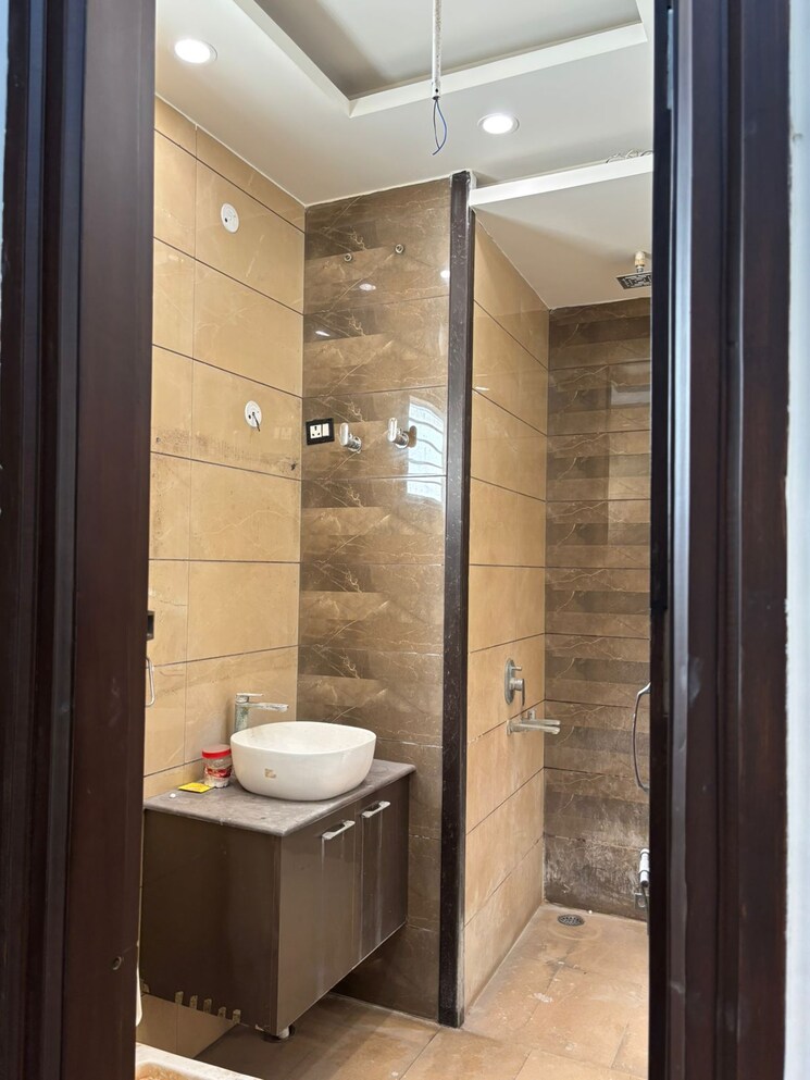 Bathroom, sector 9 5 Bedroom 250 Sq.Yd. Independent House In Sector 9 Faridabad 8737315