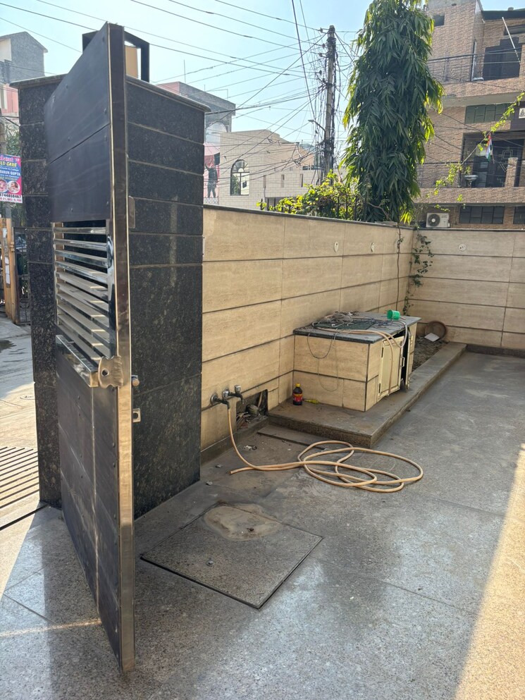 Balcony, sector 9 5 Bedroom 250 Sq.Yd. Independent House In Sector 9 Faridabad 8737315