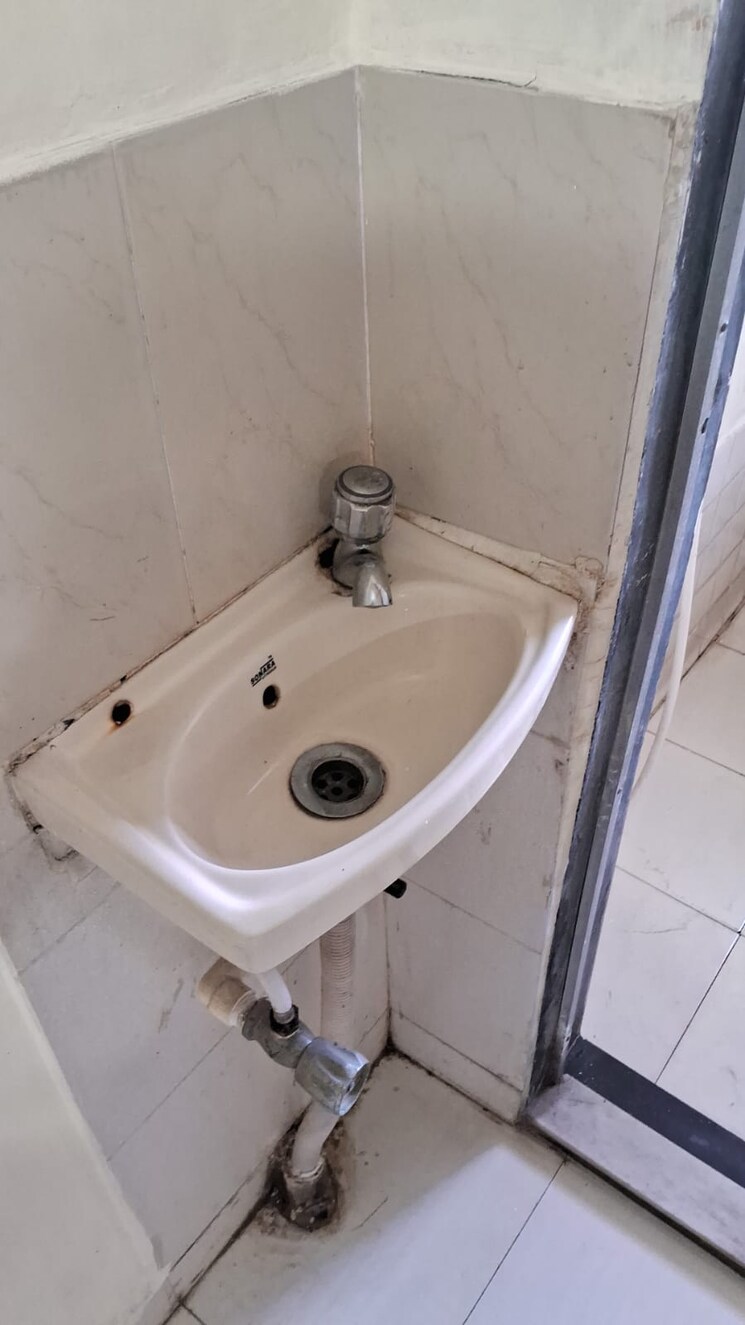 Bathroom, dadar west 1 RK 300 Sq.Ft. Apartment In Dadar West Mumbai 8737564