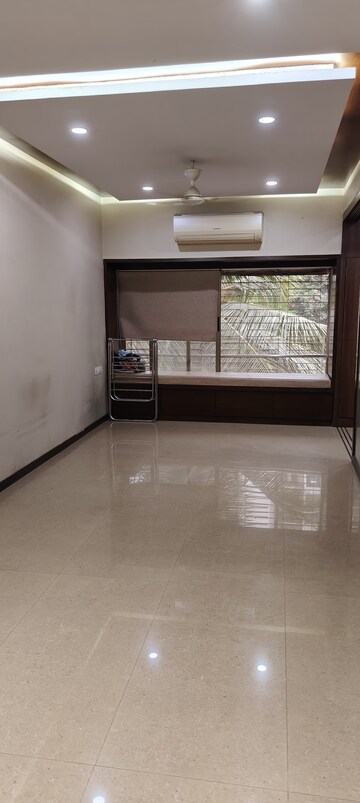 Room in 2 BHK Apartment at Oshiwara Mhada, Andheri West – for Rent