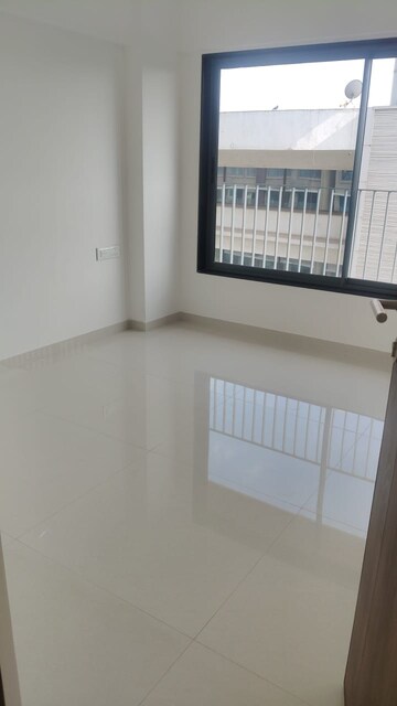 Room in 2 BHK Apartment at Runwal Nirvana, Parel – for Rent