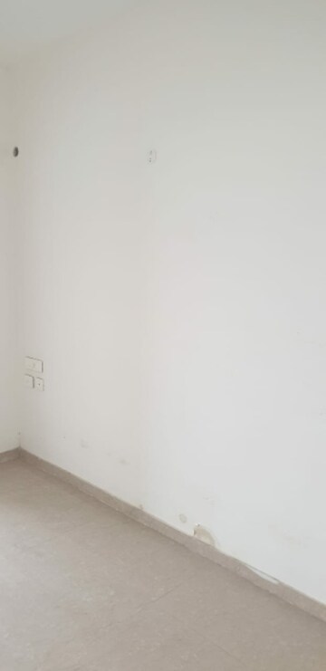 Room in 3 BHK Apartment at JP Decks, Goregaon East – for Rent