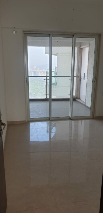 Room in 3 BHK Apartment at JP Decks, Goregaon East – for Rent