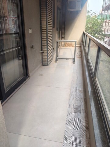 Balcony in 1.5 BHK Builder Floor at Sushant Vyapaar Kendra, Sector 43 – for Rent