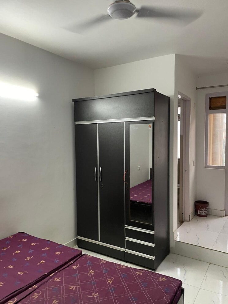Room, emaar-emerald-floors-premier 1 RK 300 Sq.Ft. Apartment In Sector 65 Gurgaon 8738255