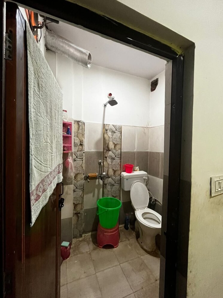 Bathroom, sa-homes-i 6 Bedroom 455 Sq.Ft. Independent House In Uttam Nagar Delhi 8738256