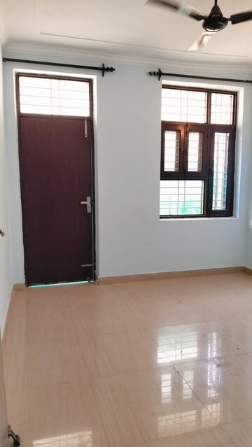 Room in 2 BHK Builder Floor at Paryavaran Complex – for Rent