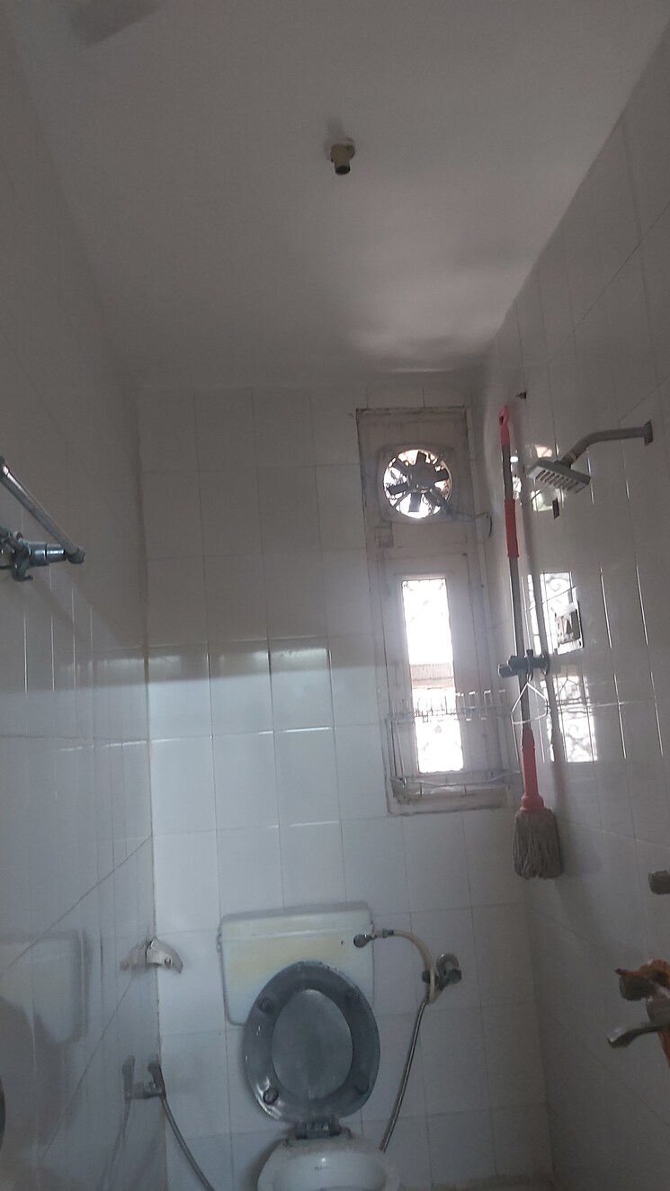 Bathroom, uma-cooperative-society 1.5 Bedroom 650 Sq.Ft. Apartment In Mayur Vihar 1 Delhi 8738362