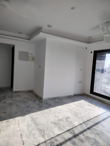 Room in 2.5 BHK Apartment at DLH Dawn, Santacruz West – for Sale