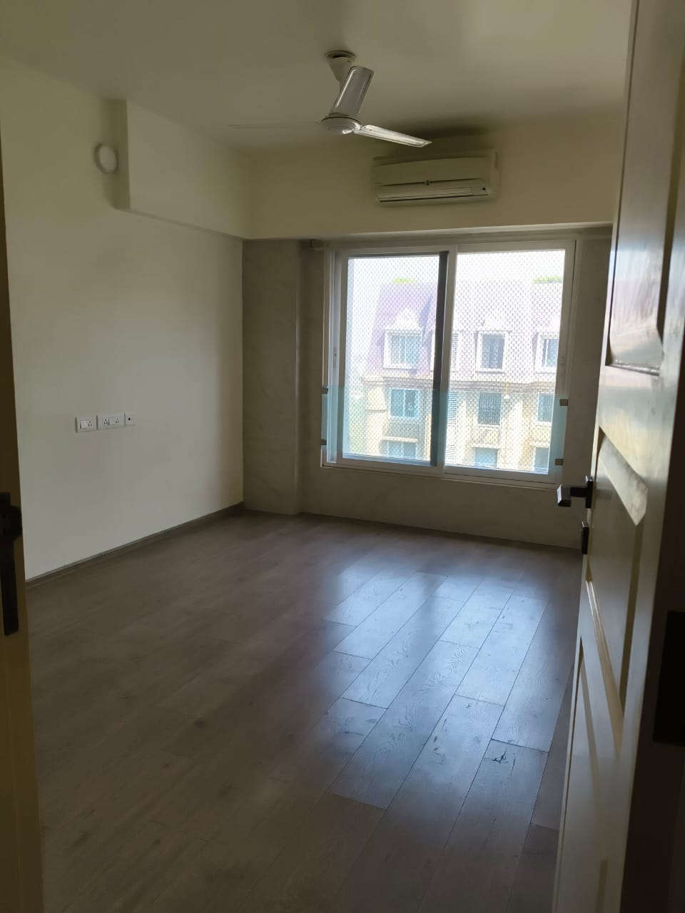2.5 BHK + Servant Room Apartment For Rent in Kanakia Paris