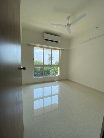 Room in 2 BHK Apartment at Lodha Amara, Kolshet Road – for Rent