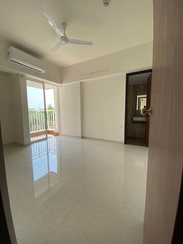 Room in 2 BHK Apartment at Lodha Amara, Kolshet Road – for Rent