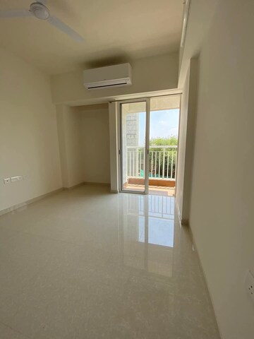 Room in 2 BHK Apartment at Lodha Amara, Kolshet Road – for Rent