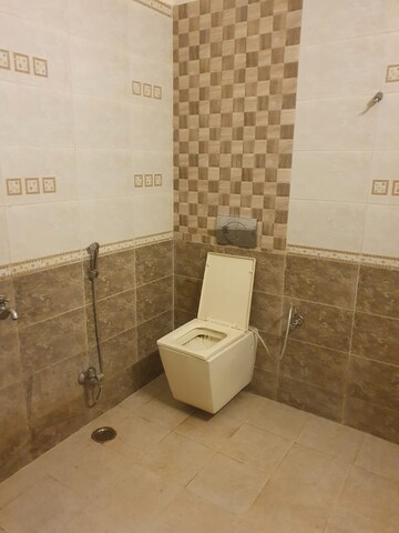 Bathroom in 4 BHK Villa at Gomti Nagar – for Rent