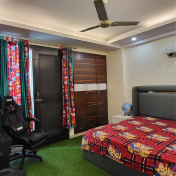 Bedroom in 3 BHK Builder Floor at Panchsheel Enclave – for Rent