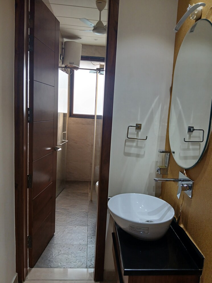 Bathroom, sector 13 3.5 Bedroom 350 Sq.Yd. Builder Floor In Sector 13 Hisar 8738742