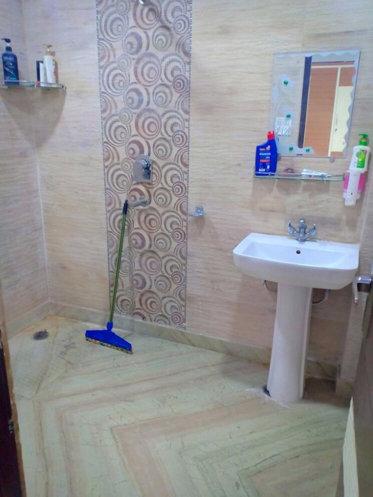 Bathroom, rohini sector 23 4 Bedroom 250 Sq.Yd. Builder Floor In Rohini Sector 23 Delhi 8738756