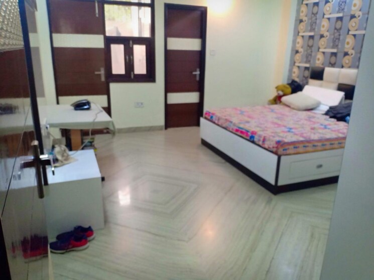 Room, rohini sector 23 4 Bedroom 250 Sq.Yd. Builder Floor In Rohini Sector 23 Delhi 8738756