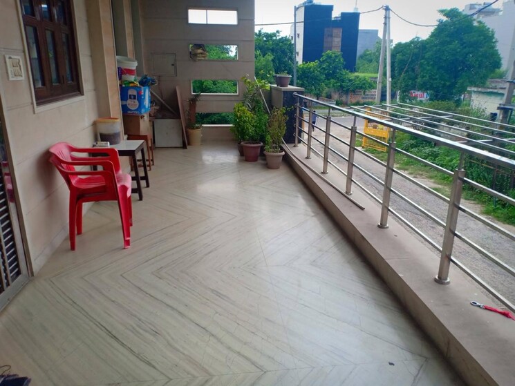 Balcony, rohini sector 23 4 Bedroom 250 Sq.Yd. Builder Floor In Rohini Sector 23 Delhi 8738756