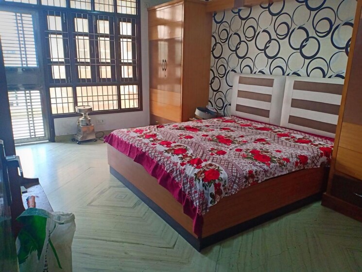 Bedroom, rohini sector 23 4 Bedroom 250 Sq.Yd. Builder Floor In Rohini Sector 23 Delhi 8738756