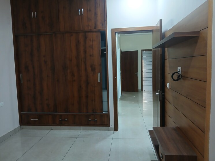Room, sector 9 6 Bedroom 250 Sq.Yd. Builder Floor In Sector 9 Hisar 8738763