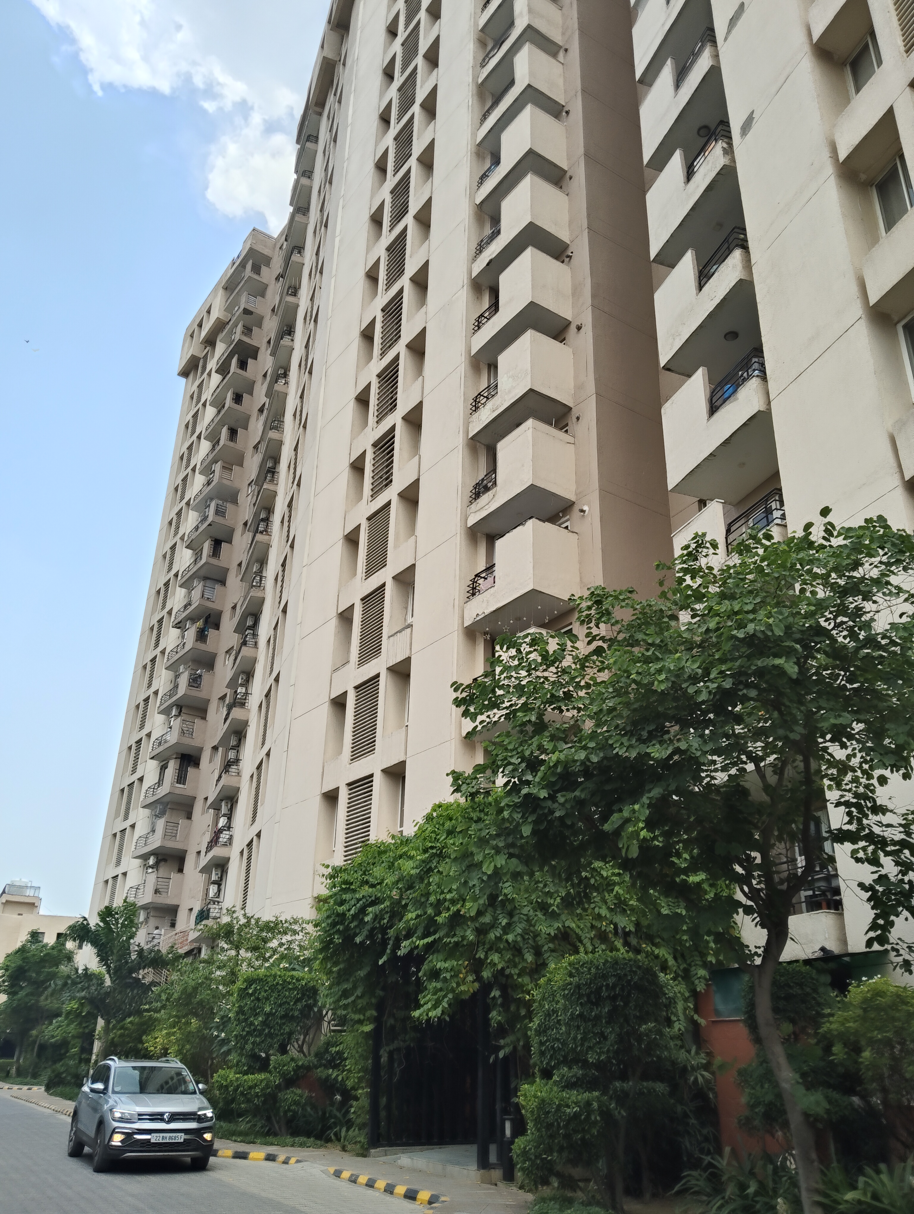 3 BHK + Servant Room Apartment For Rent in Unitech Harmony