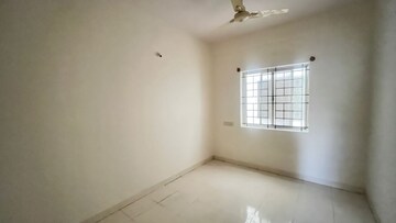 Room in 3 BHK Apartment at Mahaveer Seasons, Hsr Layout – for Rent