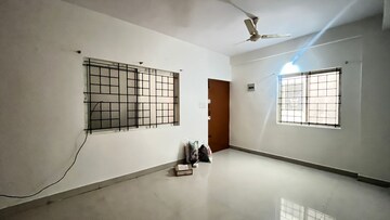 Room in 3 BHK Apartment at Mahaveer Seasons, Hsr Layout – for Rent