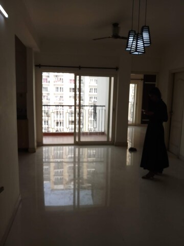 Room in 4 BHK Apartment at Antriksh Golf View, Sector 78 – for Rent