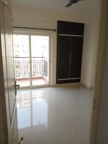 Room in 4 BHK Apartment at Antriksh Golf View, Sector 78 – for Rent