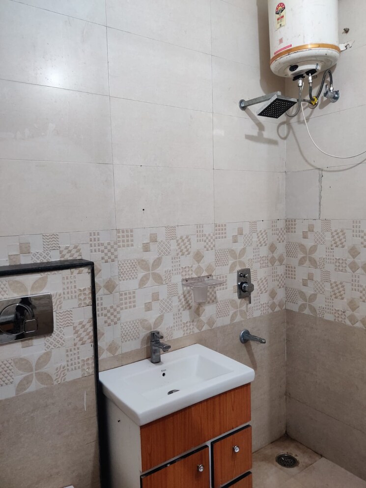 Bathroom, sunshine-enclave 3 Bedroom 1400 Sq.Ft. Builder Floor In Vip Road Zirakpur 8739022