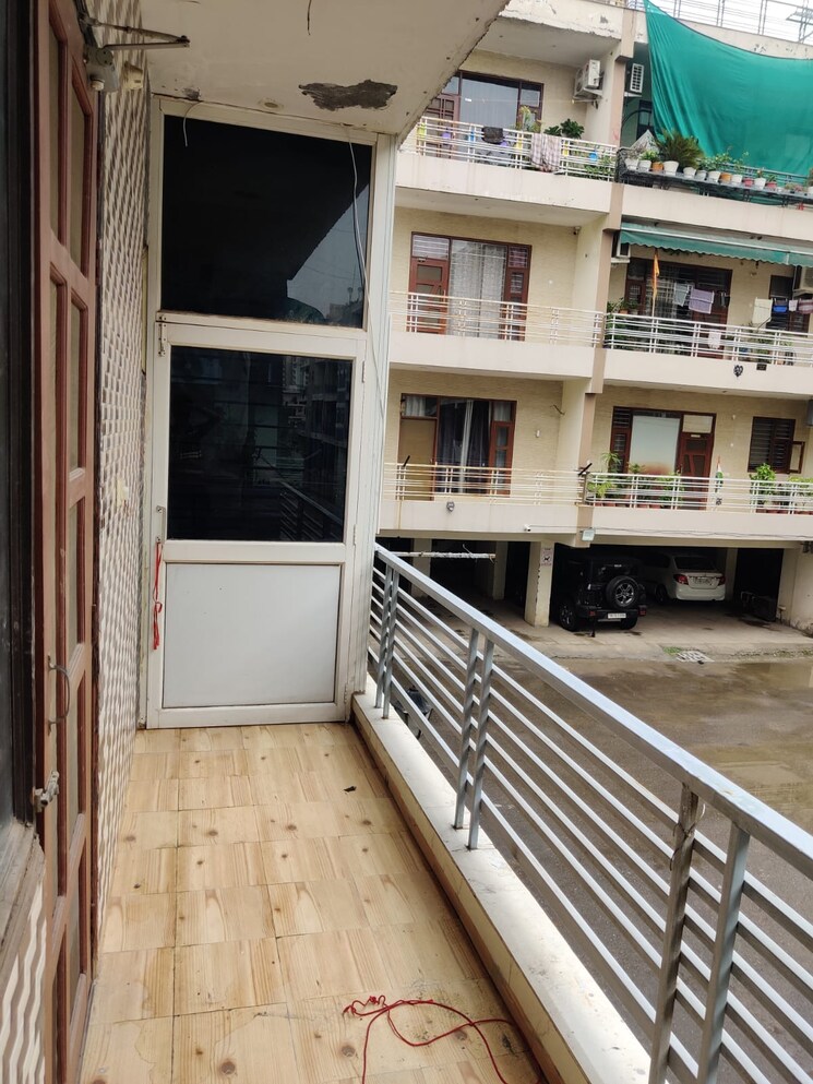 Balcony, sunshine-enclave 3 Bedroom 1400 Sq.Ft. Builder Floor In Vip Road Zirakpur 8739022