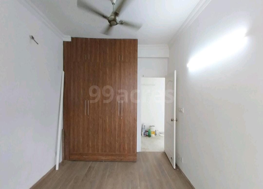 3 BHK + Servant Room Apartment For Sale in Unitech Escape