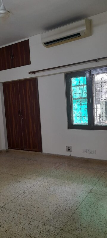 Room in 3 BHK Builder Floor at Greater Kailash ii – for Rent