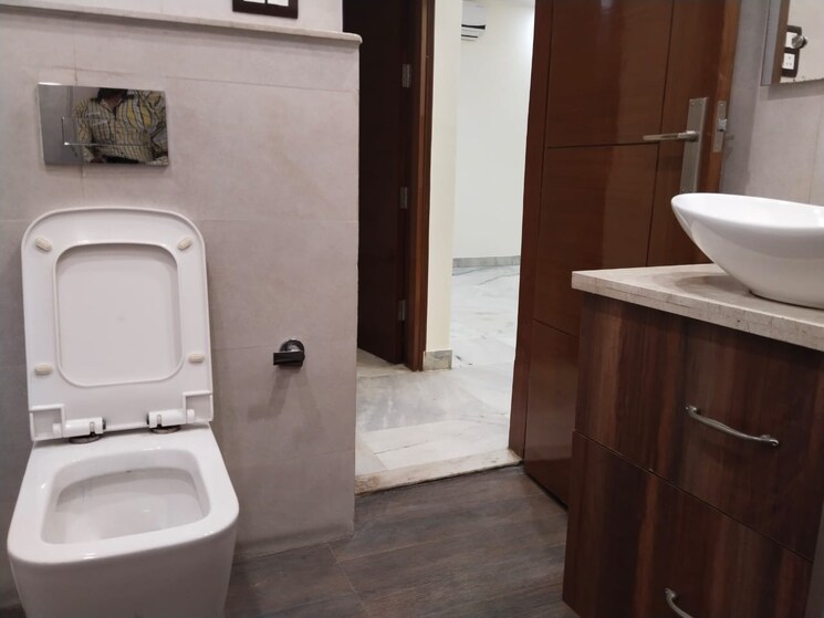Bathroom, chittaranjan park 2 Bedroom 125 Sq.Yd. Builder Floor In Chittaranjan Park Delhi 8739281