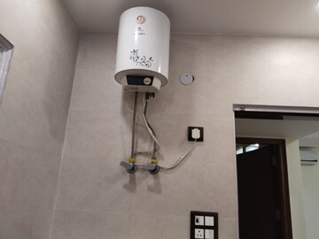 Furnished Amenities in 2 BHK Builder Floor at Chittaranjan Park – for Rent
