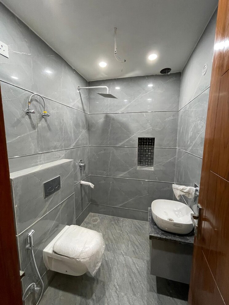 Bathroom, ss-mayfield-gardens 3.5 Bedroom 2500 Sq.Ft. Builder Floor In Sector 51 Gurgaon 8739311