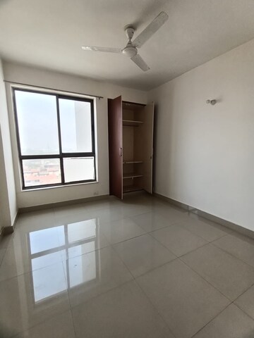 Room in 2 BHK Apartment at Unitech Uniworld Resorts-The Residences, Sector 33 – for Rent