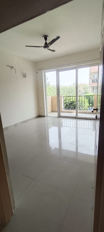 Room in 3.5 BHK Builder Floor at Emaar Emerald Floors Premier, Sector 65 – for Rent