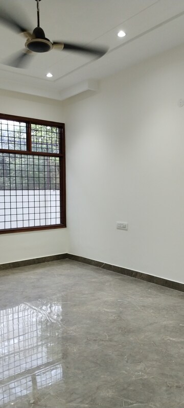 Room in 4 BHK Builder Floor at SS Mayfield Gardens, Sector 51 – for Rent