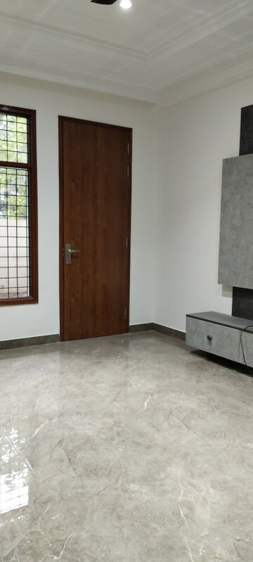 Room in 4 BHK Builder Floor at SS Mayfield Gardens, Sector 51 – for Rent