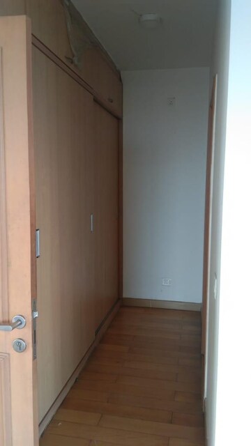 Room in 2 BHK Apartment at Jaypee Green Crescent Court, Jaypee Greens – for Rent