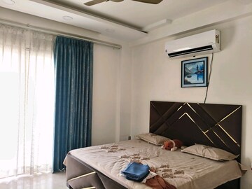 Master Bedroom in 3 BHK Builder Floor at BPTP Amstoria Plot, Sector 102 – for Rent