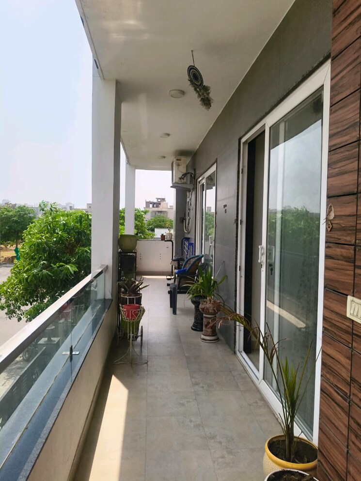 Balcony, bptp-amstoria-plot 3 Bedroom 2300 Sq.Ft. Builder Floor In Sector 102 Gurgaon 8739549