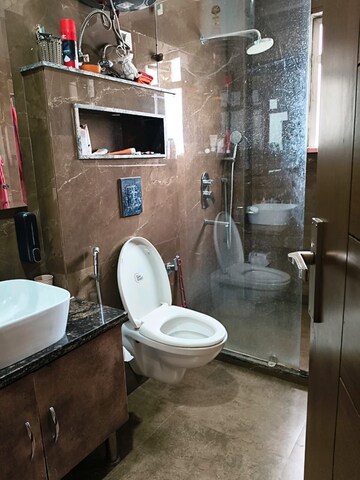 Bathroom in 3 BHK Builder Floor at BPTP Amstoria Plot, Sector 102 – for Rent